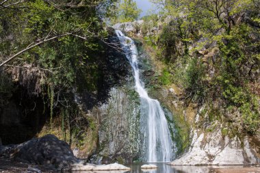 Güzel ve özgün panorama. Güzel ve görkemli manzara ve bir dağ şelale, dokulu ve sert kayalar ve taşlar yaz öğleden sonra bir Nehri Panoraması.