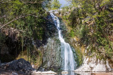 Güzel ve özgün panorama. Güzel ve görkemli manzara ve bir dağ şelale, dokulu ve sert kayalar ve taşlar yaz öğleden sonra bir Nehri Panoraması.