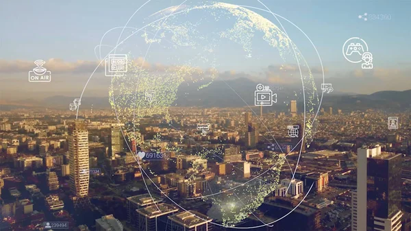 Akıllı şehirde küresel bağlantı ve internet ağı modernizasyonu. Gelecekteki 5G kablosuz dijital bağlantı ve sosyal medya ağı kavramı . — Stok fotoğraf