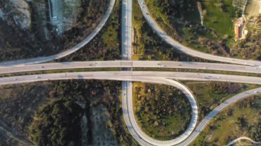 Karayolu yükü hava görünümünü. Yol kavşağı. Drone görüntüleri