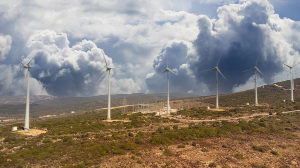 風力と農業。風力発電用の風力タービン。風車再生可能エネルギー農場。自然界のエコエネルギー. — ストック写真