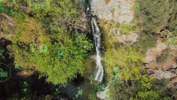 Piękny wodospad na zielony poetę Issa. Strumień wody płynącej w skalistą ścieżką wśród dzikich lasów. Dziki wodospad górskiej. Dziki wodospad skały — Wideo stockowe