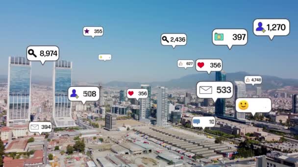 Sociale media pictogrammen vliegen over de stad centrum tonen mensen betrokkenheid verbinding via social network applicatie platform. Concept voor online community en social media marketing strategie . — Stockvideo