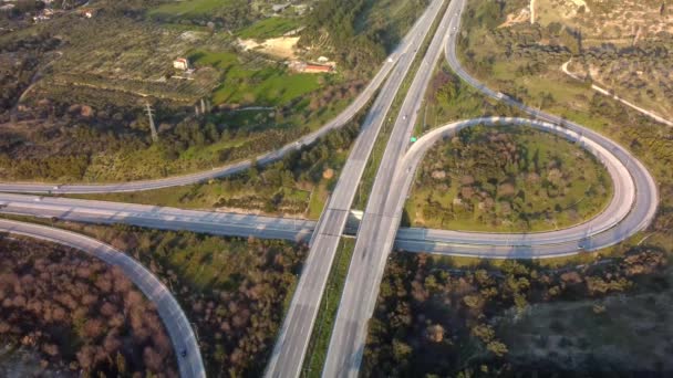 高速道路のオーバーヘッド眺め.道路のインターチェンジ。ドローンの映像 — ストック動画