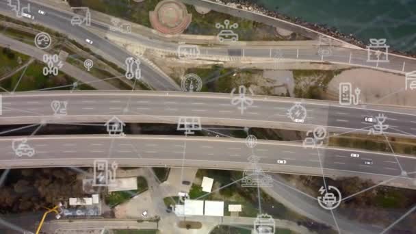 Intelligente Fahrzeuge Autos kommunizieren Ai Logistic Autonomous Delivery Vehicles IoT GPS Tracking Satellite 5G Smart Roads Traffic Road Junction Interchange Autobahn Triangulation von Verkehrsdaten — Stockvideo