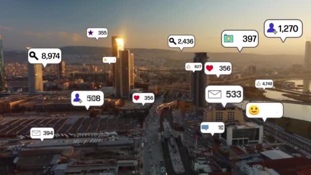 Social-Media-Ikonen fliegen über die Innenstadt und zeigen die Verbundenheit der Menschen über die Anwendungsplattform des sozialen Netzwerks. Konzept für Online Community und Social Media Marketing Strategie . — Stockvideo
