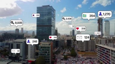 Modern şehrin üzerinde ortaya çıkan sosyal ağ hizmetleri balonlarına dikkat edin. Sosyal medya. Yüksek kalite 4k görüntü
