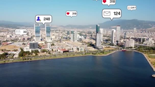 ソーシャル ネットワーキング サービスの気球が現代都市の上でポップアップすることに注目してください ソーシャルメディア 高品質4K映像 — ストック動画