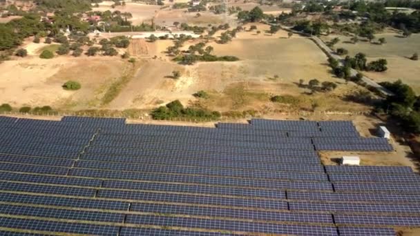 Letecký Pohled Solární Farmu Zeleném Poli Létání Nad Mnoha Solárními — Stock video