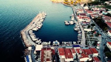 Urla, İzmir, Türkiye - Haziran 2021: Köy limanının manzarası. Covid-19 koronavirüs salgını sırasında limanda balıkçı tekneleri varmış. Rıhtıma yakın bir sürü balıkçı teknesi var. Yüksek kalite 4k