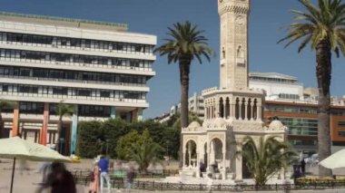 İzmir, Türkiye - 14 Kasım 2020: İzmir saat kulesi. Ünlü saat kulesi İzmir 4k 'nin sembolü haline geldi. Yüksek kalite 4k 