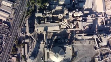 Hava manzaralı çimento fabrikası imalatı çimento fabrikası makineleri. Yüksek kalite 4k görüntü