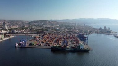 İzmir, Türkiye - 18 Ağustos 2021 - İHA ile İzmir limanının havadan görüntüsü. Yüksek kalite 4k görüntü