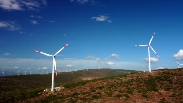 Letecký Pohled Zemědělskou Krajinu Větrné Turbíny Vytvářející Čistou Obnovitelnou Energii — Stock video