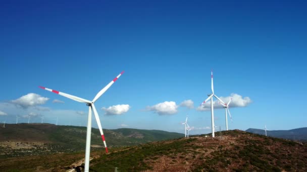 从空中俯瞰农场景观和风力涡轮机 产生清洁的可再生能源 促进绿色生态世界的可再生能源生产 高质量的4K镜头 — 图库视频影像