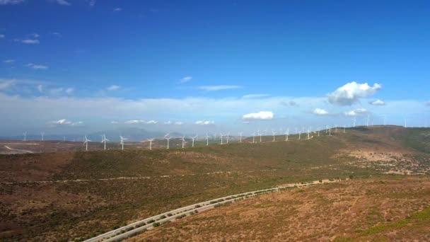 Dron Letí Nad Větrným Mlýnem Letecký Pohled Farmu Větrnými Turbínami — Stock video