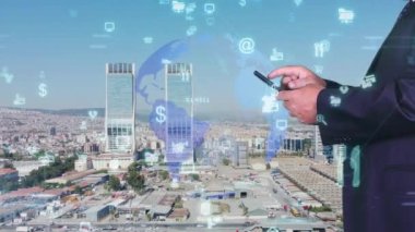 Mobil iletişim ağı kavramı. Adam akıllı online alışveriş yapıyor. Yüksek kalite 4k görüntü