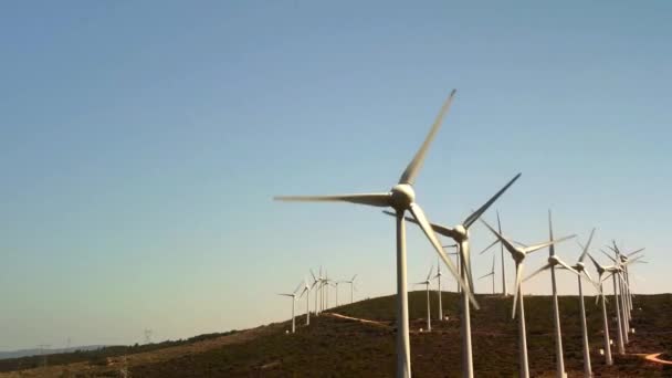 Uitzicht Vanuit Lucht Het Boerenlandschap Windturbines Die Schone Hernieuwbare Energie — Stockvideo