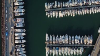 Ayvalik Cunda Marina insansız hava aracı atışı ve kale, Balikesir, TURKEY. Yüksek kalite 4k görüntü