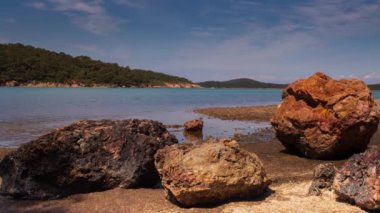 Zaman atlaması: kayalarla dolu güzel bir manzara. 4 bin. Yüksek kalite 4k görüntü