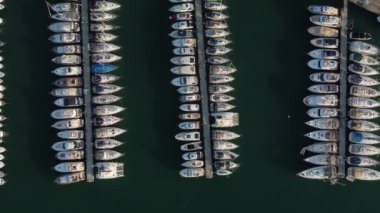 Ayvalik Cunda Marina insansız hava aracı atışı ve kale, Balikesir, TURKEY. Yüksek kalite 4k görüntü