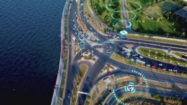 Kendi kendine giden otomobiller şehir otobanında hareket ediyor. Hız ve kimlik kontrol sistemi. Geleceğin ulaşımı. Yapay Zeka Dijitalleştiriyor ve Analiz Ediyor. İHA 'dan vurulmuş. Yüksek kalite