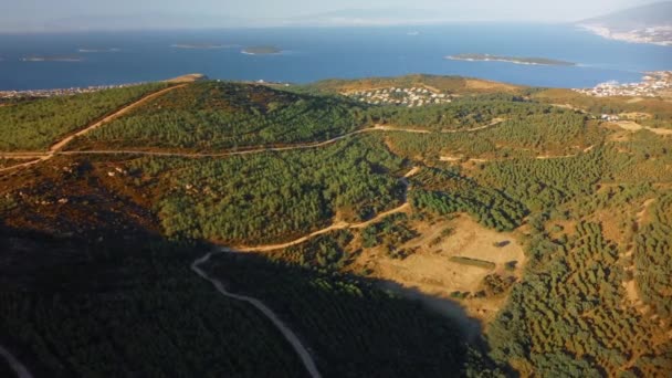 Sobrevolando Paisaje Agrícola Con Muchos Campos Tierras Cultivo Mar Fondo — Vídeo de stock