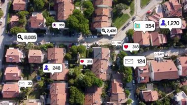 Modern şehrin üzerinde ortaya çıkan sosyal ağ hizmetleri balonlarına dikkat edin. Sosyal medya. Yüksek kalite 4k görüntü