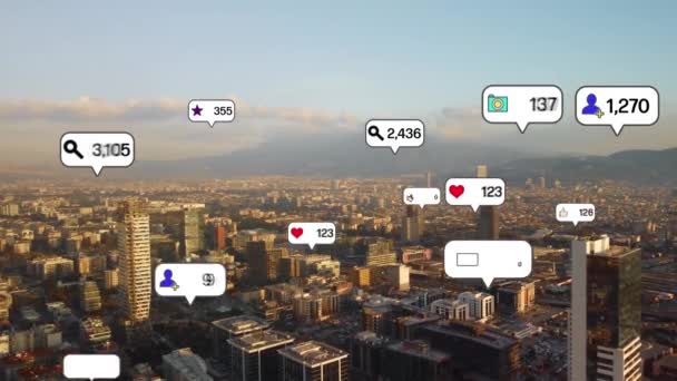ソーシャル ネットワーキング サービスの気球が現代都市の上でポップアップすることに注目してください ソーシャルメディア 高品質4K映像 — ストック動画