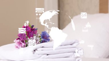 Lüks bir otel odasında büyük boy bir yatak. Yüksek kalite 