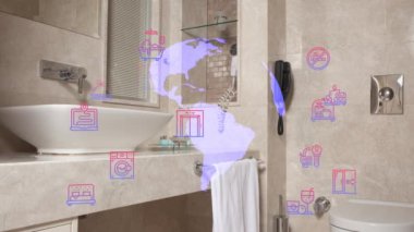 Lüks banyo iç mimarisi, banyo aksesuarları, ayna ve duş başlığı, modern iç mekanda yuvarlak ayna. Yüksek kalite 4k görüntü