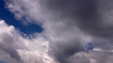 Zaman atlamalı bulutlar, yuvarlanan kabarık bulutlar hareket ediyor, beyaz ışık bulutları zaman atlaması yaşıyor. Mavi gökyüzü boyunca akan bulutlar, arka planda mavi gökyüzü olan beyaz bulutların zaman ayarlı mavi gökyüzü boyunca. Yüksek kalite 4k görüntü