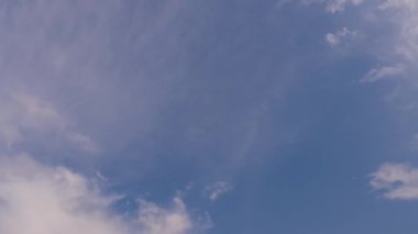 Zaman atlamalı bulutlar, yuvarlanan kabarık bulutlar hareket ediyor, beyaz ışık bulutları zaman atlaması yaşıyor. Mavi gökyüzü boyunca akan bulutlar, arka planda mavi gökyüzü olan beyaz bulutların zaman ayarlı mavi gökyüzü boyunca. Yüksek kalite 4k görüntü