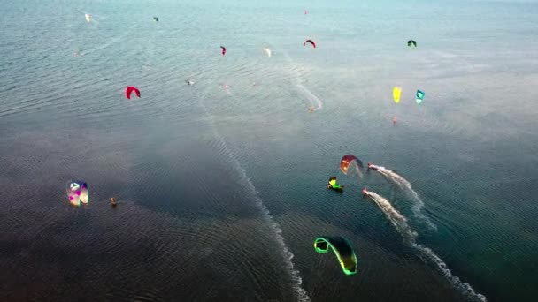 Gulbahce Izmir Srpen 2022 Kitesurfer Surfování Gulbahce Kitesurfing Bod Drakem — Stock video