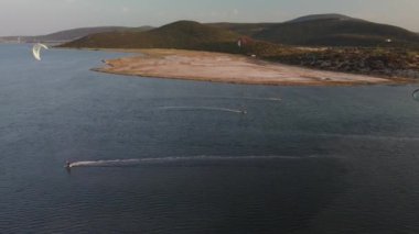 Gulbahce, İzmir 15 Ağustos 2022 Gulbahce uçurtmasında uçurtmayla sörf yapan uçurtmacı. - Evet. Yüksek kalite 4k görüntü