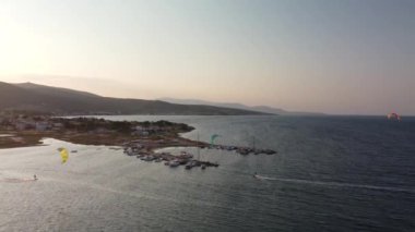 Gulbahce, İzmir 15 Ağustos 2022 Gulbahce uçurtmasında uçurtmayla sörf yapan uçurtmacı. - Evet. Yüksek kalite 4k görüntü