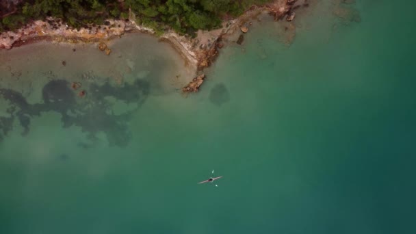 年轻男子驾驶的空中无人机鸟瞰体育独木舟的视频 高质量的4K镜头 — 图库视频影像