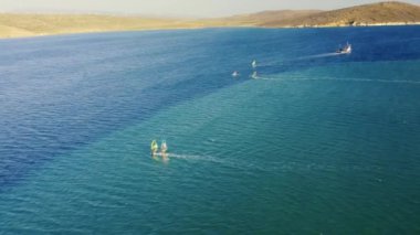 Türkiye 'de Rüzgar sörfü Alacati Sörf Cenneti. Yüksek kalite 4k görüntü