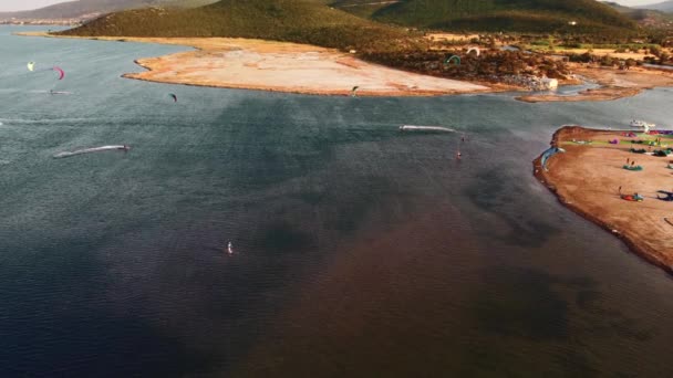 Gulbahce Izmir Augusztus 2022 Kitesurfer Szörfözés Gulbahce Kitesurfing Ponton Sárkánnyal — Stock videók