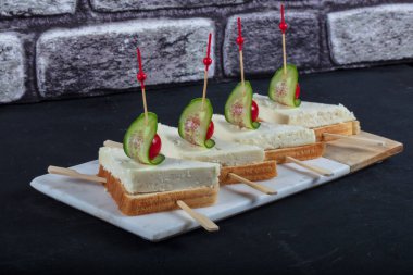 Ekmek domatesli ve peynirli lezzetli bruschetta. Yüksek kalite fotoğraf