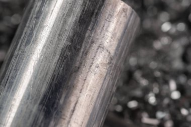 Gülen makinenin talaşı üzerinde alüminyum bilye. Makro fotoğraf çekimi. Endüstriyel yakın çekim fotoğrafı. Girdap alüminyum talaşlar üzerinde iki metal çubuğun yan görüntüsü. Endüstriyel teknoloji atölyesi. Teknoloji konsepti geçmişi.