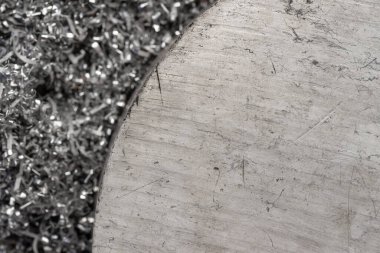 Gülen makinenin talaşı üzerinde büyük magnezyum çubuğu. Makro atış. Üst görünüm endüstriyel yakın çekim fotoğrafı. Girdap magnezyum talaşlarının üzerindeki metal çıkıntının fotoğrafı. Endüstriyel teknoloji atölyesi. Teknoloji konsepti geçmişi.