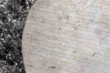 Gülen makinenin talaşı üzerinde büyük magnezyum çubuğu. Makro atış. Üst görünüm endüstriyel yakın çekim fotoğrafı. Girdap magnezyum talaşlarının üzerindeki metal çıkıntının fotoğrafı. Endüstriyel teknoloji atölyesi. Teknoloji konsepti geçmişi.