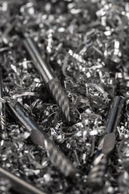 Metal talaşları CNC için katı ve hassas karpit değirmeni araçlarını kapatın. Güzel bulanık arkaplan.