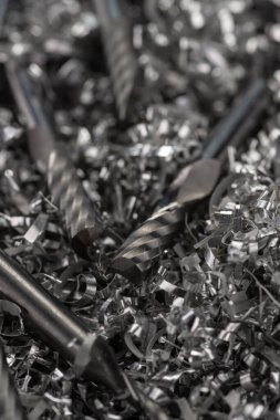 Metal talaşları CNC için katı ve hassas karpit değirmeni araçlarını kapatın. Güzel bulanık arkaplan.