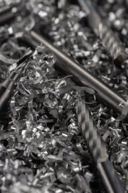 Metal talaşları CNC için katı ve hassas karpit değirmeni araçlarını kapatın. Güzel bulanık arkaplan.