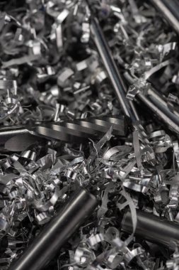 Metal talaşları CNC için katı ve hassas karpit değirmeni araçlarını kapatın. Güzel bulanık arkaplan.