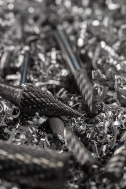 Metal talaşları üzerine CNC için katı ve hassas karpit değirmenleme araçları. Güzel bulanık arkaplan.