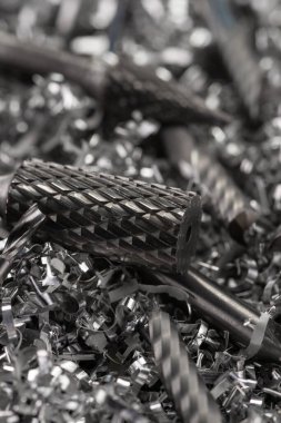 Metal talaşları üzerine CNC için katı ve hassas karpit değirmenleme araçları. Güzel bulanık arkaplan.