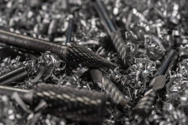 Metal talaşlarıyla ilgili CNC için katı hassas karpit değirmen araçlarının makro mühendisliği. Güzel odaklanmış arkaplan.